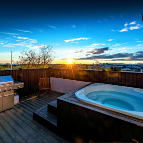 ICELAND SJF Villa, Hot tub & Outdoor Sauna Amazing Mountains and City View Over Reykjavík